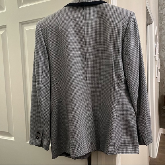 Two piece suit, very practical, beautiful design, famous brand. - Picture 5 of 11